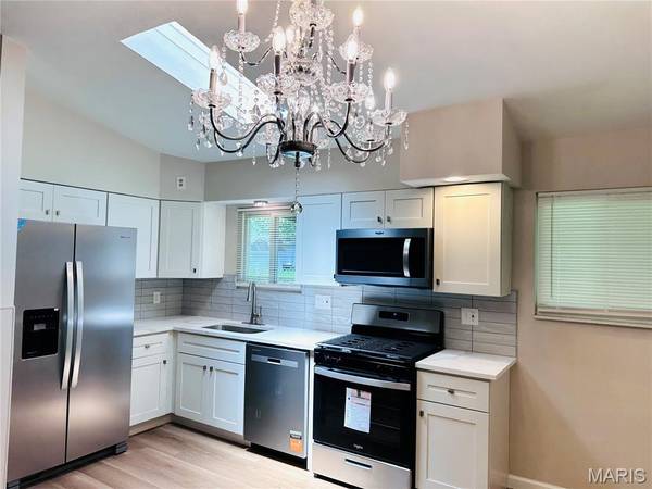 13 Floweridge LN, Florissant, MO 63031