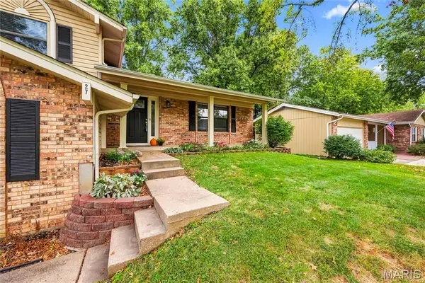 27 Oak Valley DR, St Peters, MO 63376