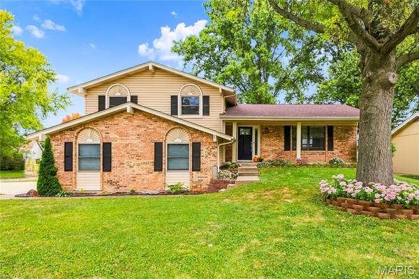 27 Oak Valley DR, St Peters, MO 63376
