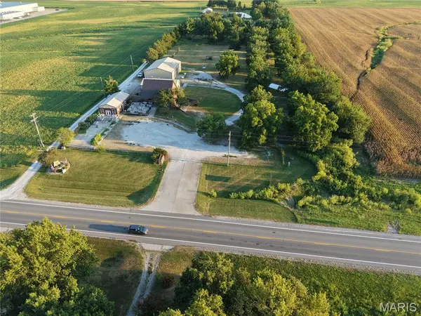 1522 W Market ST, Red Bud, IL 62278