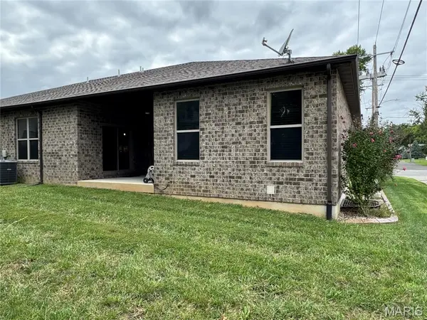 132 E Locust ST, Columbia, IL 62236
