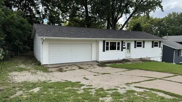 1331 SPRUCE HILLS DR, Bettendorf, IA 52722
