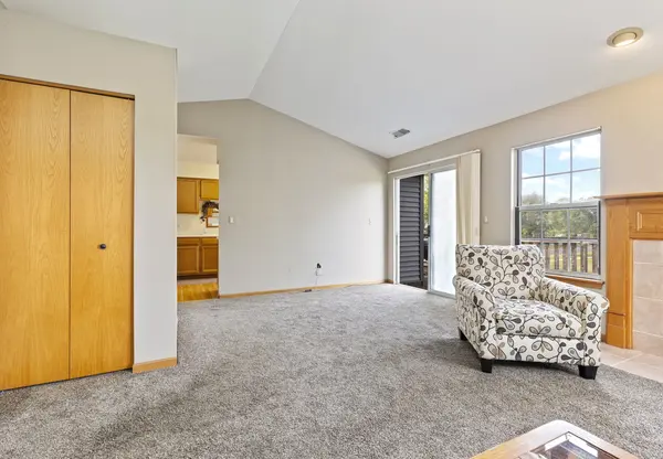 402 Gloria LN, Oswego, IL 60543