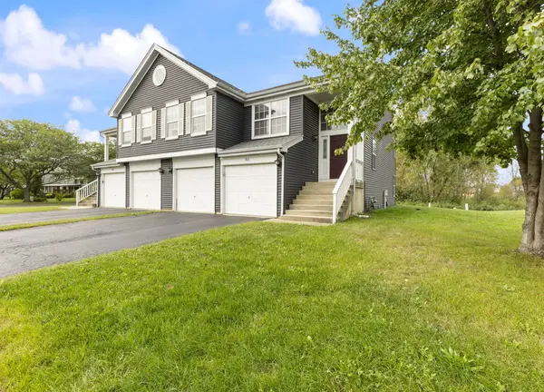402 Gloria LN, Oswego, IL 60543