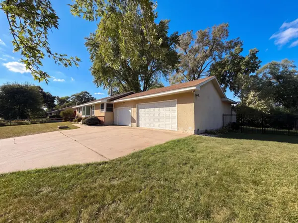 1181 Laurie RD W, Roseville, MN 55113