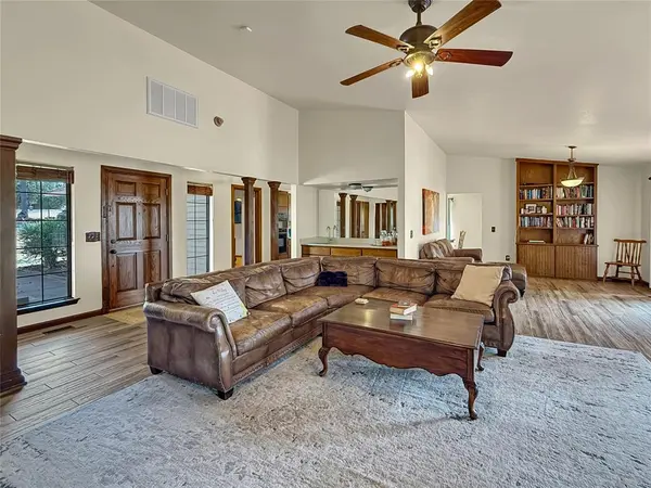 8225 Pleasant Oaks DR, Edmond, OK 73034
