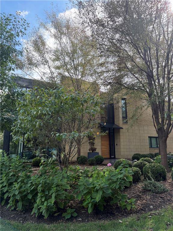 815 W 52nd ST, Kansas City, MO 64112