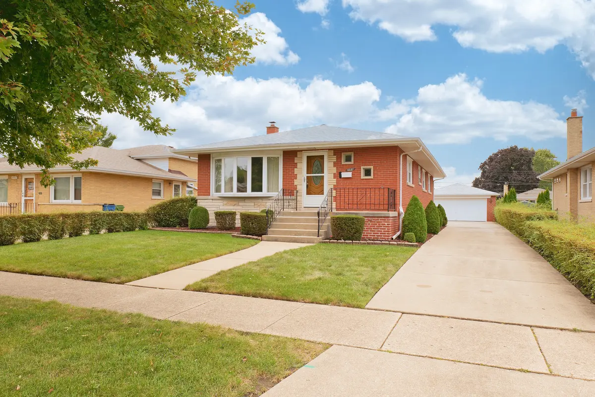 4537 W 100th PL, Oak Lawn, IL 60453