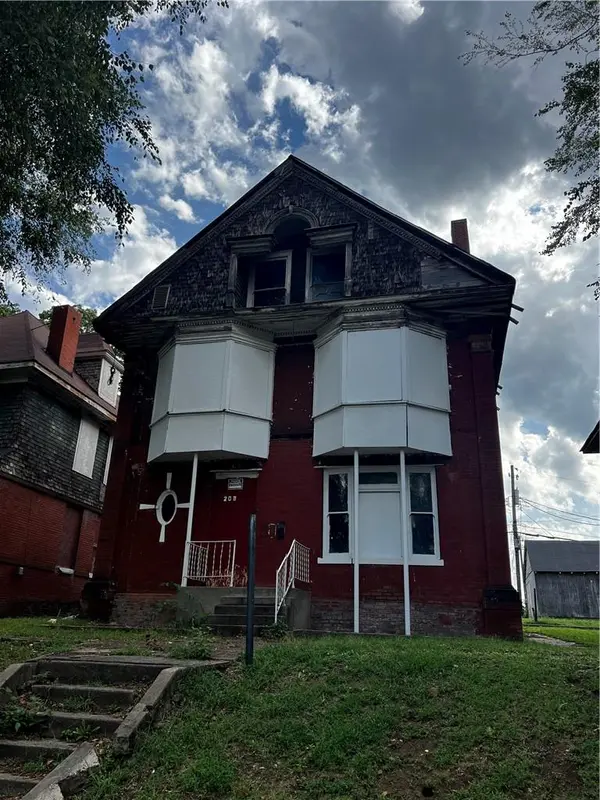 203 S 15th ST, St Joseph, MO 64051