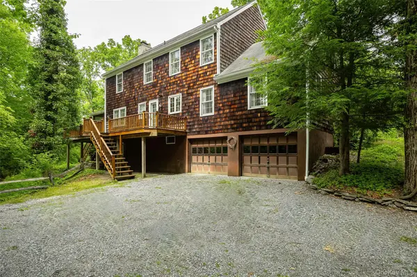 162 Shadblow LN, Clinton Corners, NY 12514