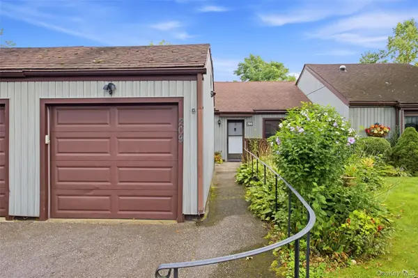 209 Strathmore Gate DR, Stony Brook, NY 11790