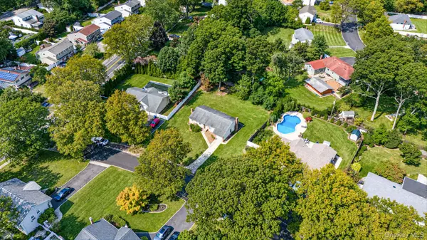3 June ST, Hauppauge, NY 11788