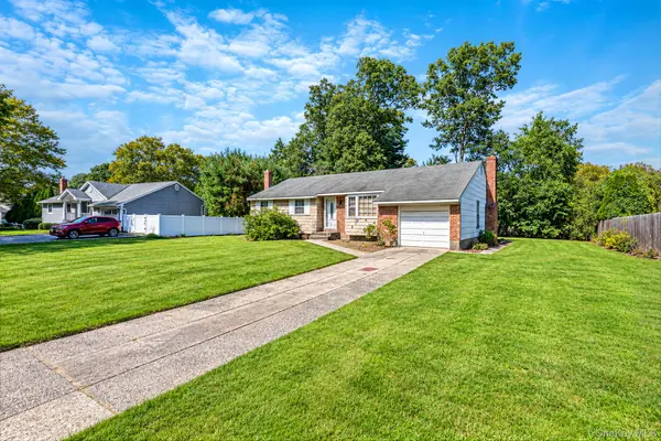 3 June ST, Hauppauge, NY 11788