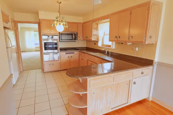 4537 W 100th PL, Oak Lawn, IL 60453