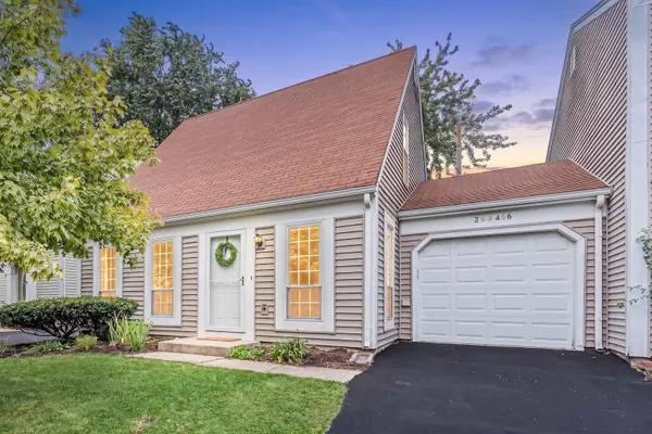 29W456 Blackthorn LN, Warrenville, IL 60555