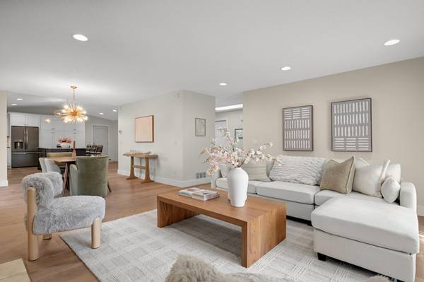 7204 Glouchester DR, Edina, MN 55435