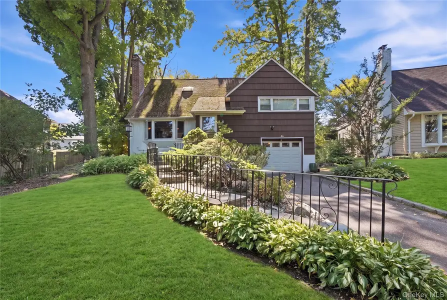 5 Roxbury RD, Port Washington, NY 11050
