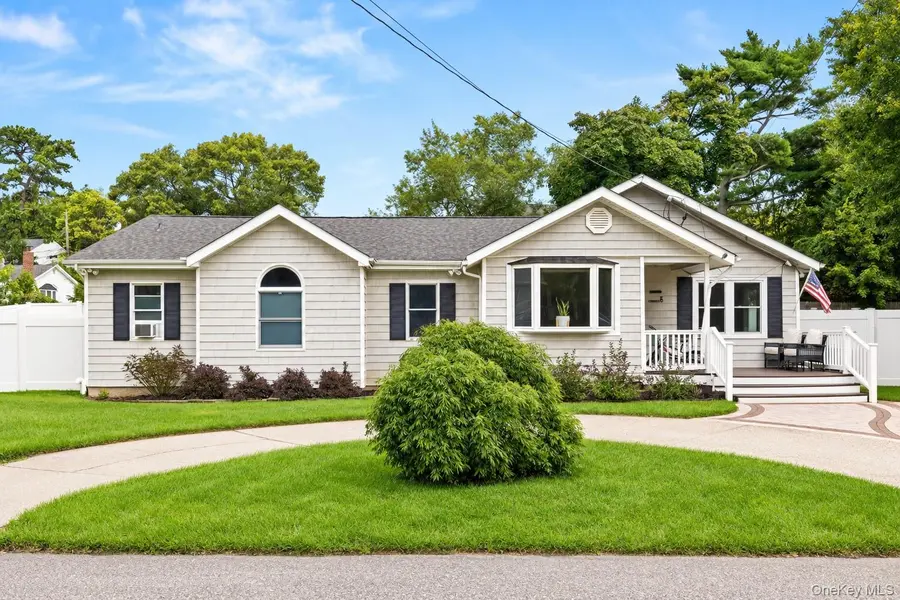 5 Charles CT, Lake Ronkonkoma, NY 11779