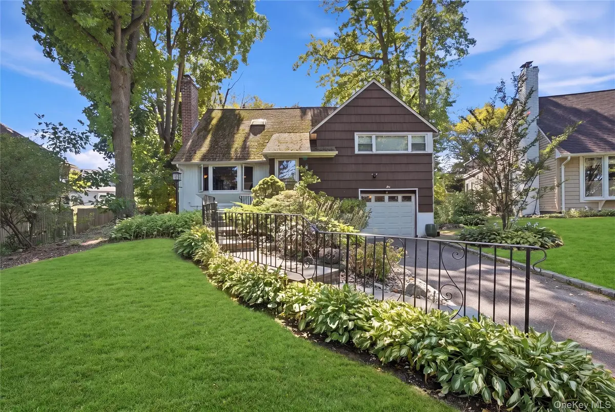 5 Roxbury RD, Port Washington, NY 11050