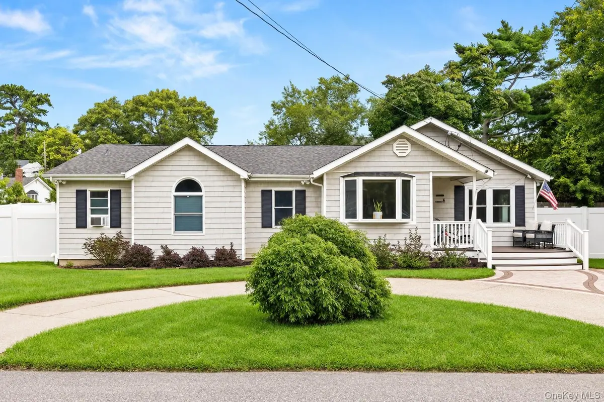 5 Charles CT, Lake Ronkonkoma, NY 11779