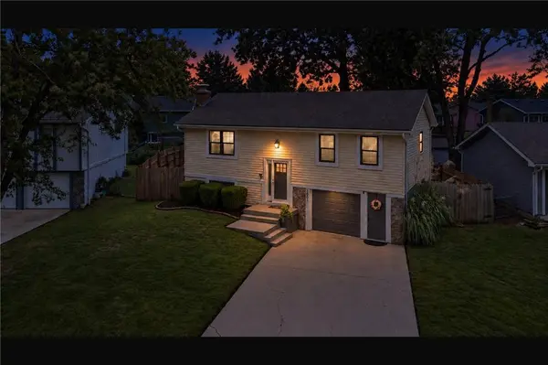 2009 E Arrowhead DR, Olathe, KS 66062