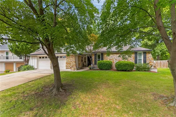 1104 NE Oak Tree DR, Lee's Summit, MO 64086