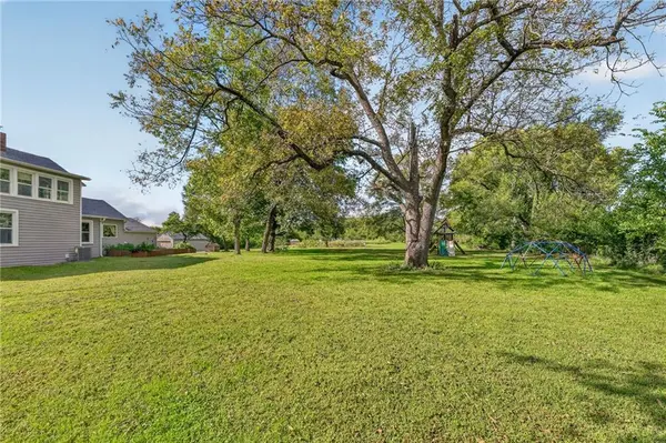 16526 New Lawrence RD, Leavenworth, KS 66048