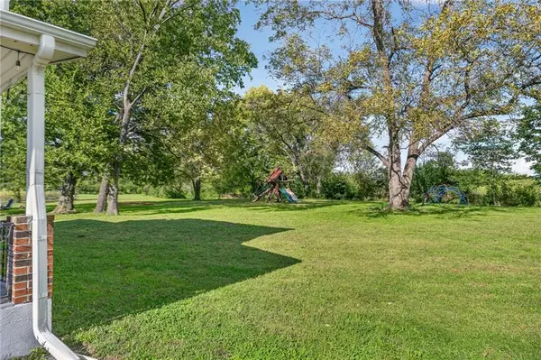 16526 New Lawrence RD, Leavenworth, KS 66048