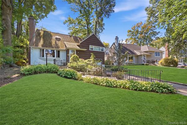 5 Roxbury RD, Port Washington, NY 11050