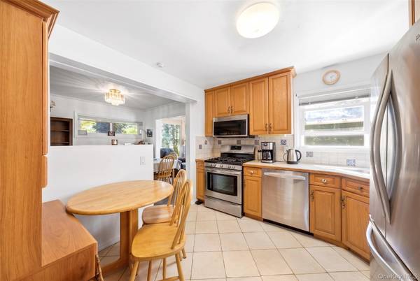 5 Roxbury RD, Port Washington, NY 11050