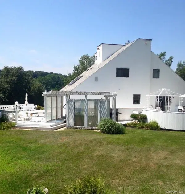 22 Waters Edge LN, Mount Sinai, NY 11766
