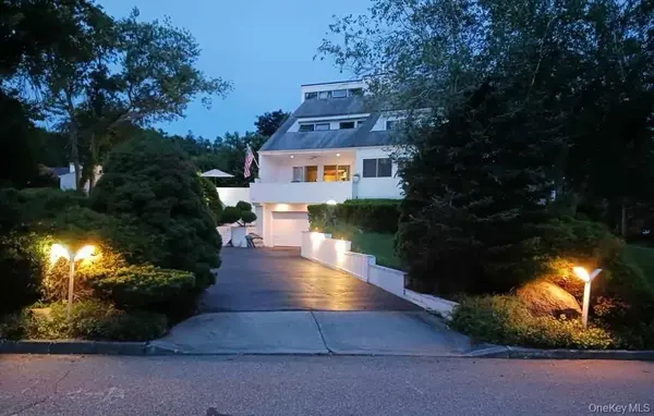 22 Waters Edge LN, Mount Sinai, NY 11766