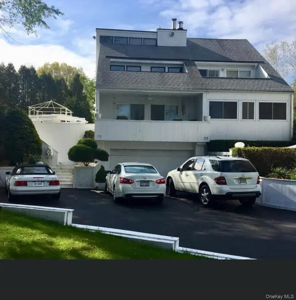 22 Waters Edge LN, Mount Sinai, NY 11766