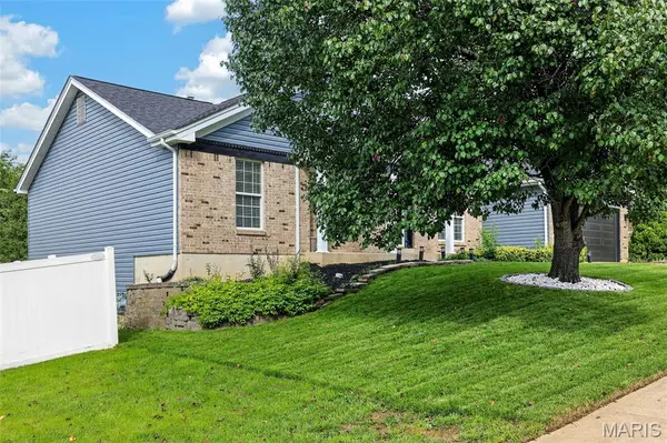 1704 Fairview Farms CIR, Wentzville, MO 63385