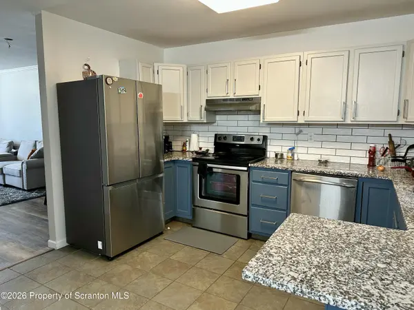 8 Briarwood WAY, Clarks Summit, PA 18411