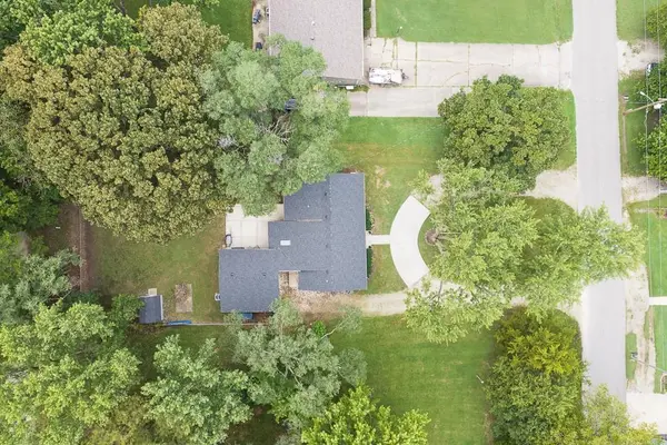 702 E 8th ST, Tonganoxie, KS 66086