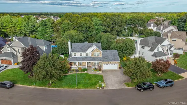 25 Laurel LN, Holtsville, NY 11742