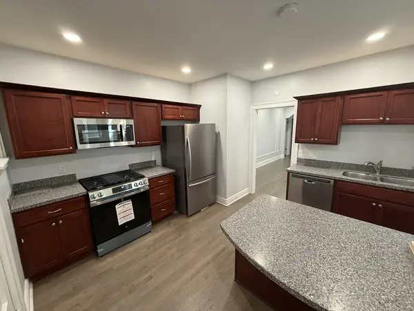 2827 W Lunt AVE #1, Chicago, IL 60645