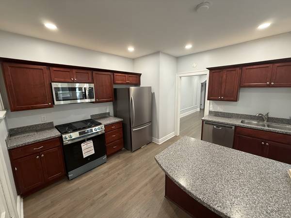2827 W Lunt AVE #1, Chicago, IL 60645