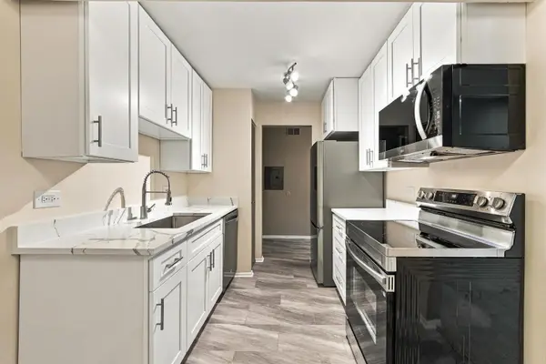 675 GROVE DR #304, Elk Grove Village, IL 60007