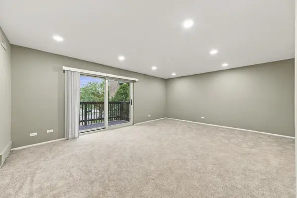 675 GROVE DR #304, Elk Grove Village, IL 60007