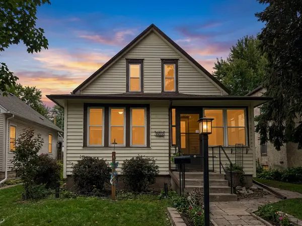 864 Delaware AVE, Saint Paul, MN 55107