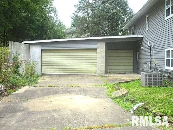 2 WOODLAND LN, Macomb, IL 61455