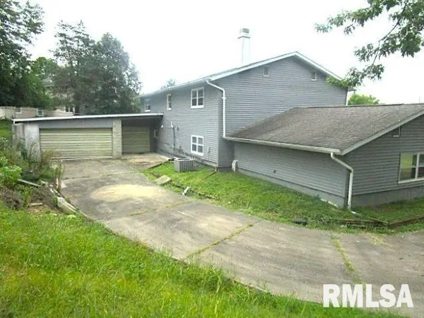 2 WOODLAND LN, Macomb, IL 61455