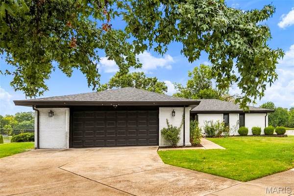 1018 Van Dyke DR, Manchester, MO 63011