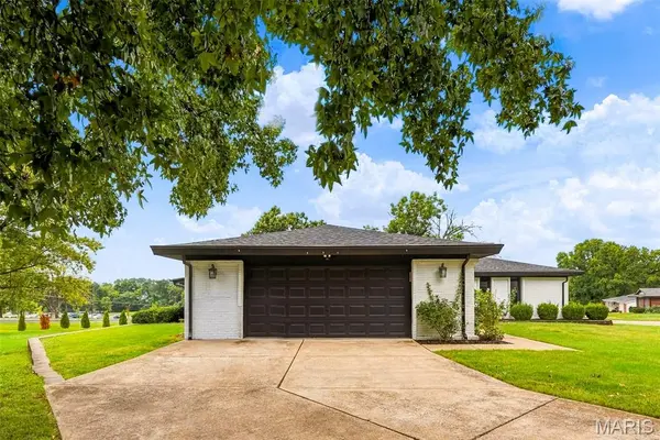 1018 Van Dyke DR, Manchester, MO 63011