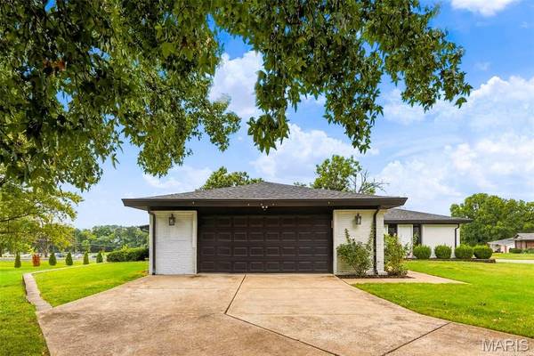 1018 Van Dyke DR, Manchester, MO 63011