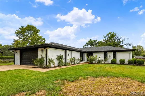 1018 Van Dyke DR, Manchester, MO 63011