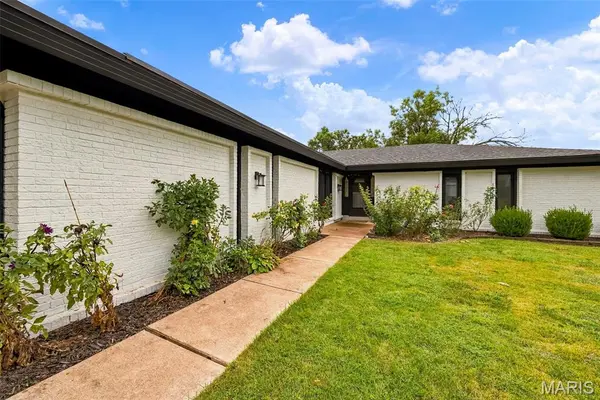 1018 Van Dyke DR, Manchester, MO 63011