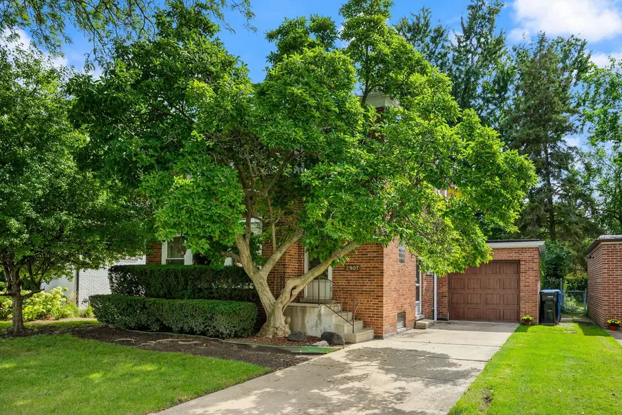 2907 W Bryn Mawr AVE, Chicago, IL 60659